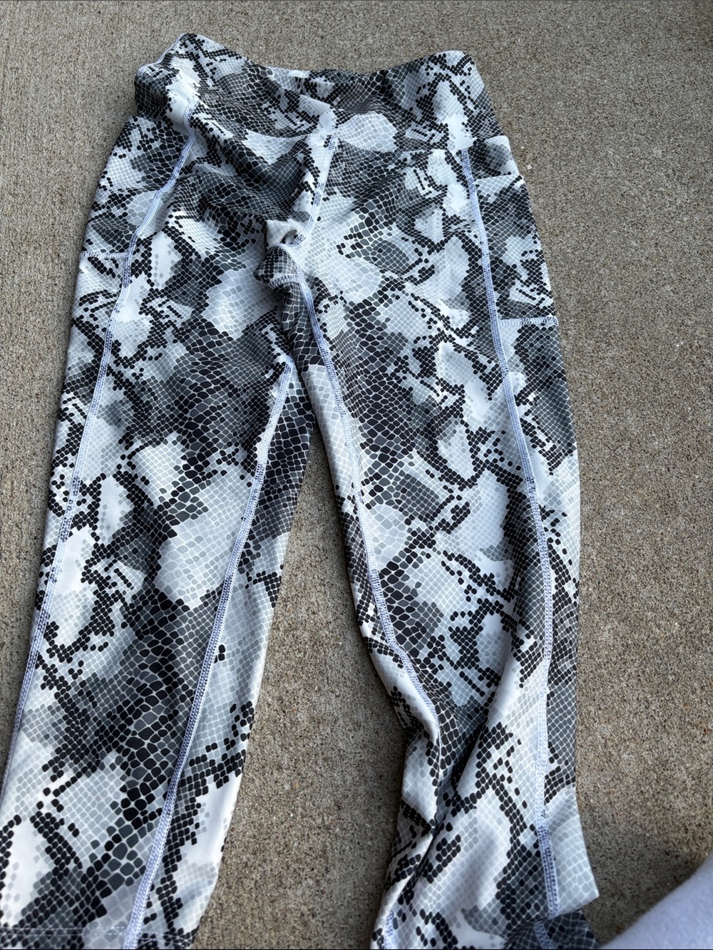 Snake Print High-Waist Leggings - Black & White